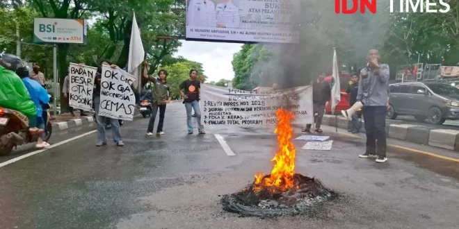 Demo Warga SPPG Makassar Tuntut Bersih Nampan MBG Belatung