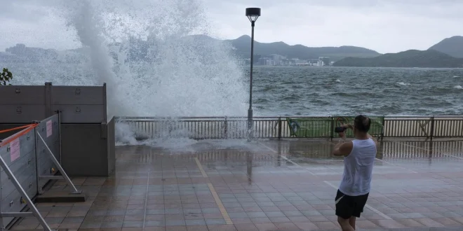 Evakuasi 30 Ribu Warga Vietnam Hadapi Topan Bualoi Siaga