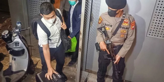 KPK Geledah 3 Rumah Gubernur Ria Norsan, Sita Koper Kosong