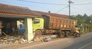 Truk Tronton Seruduk Gerbang Tol Cikamuning: Kronologi & Penanganan
