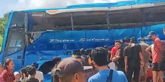 5 Luka Akibat Bus Tabrak Warung di Labuanbatu Selatan Sumut