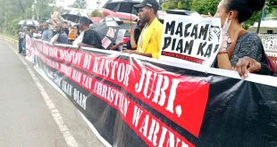 Aksi Jurnalis Papua Peringati Setahun Teror Molotov di Kantor Jubi