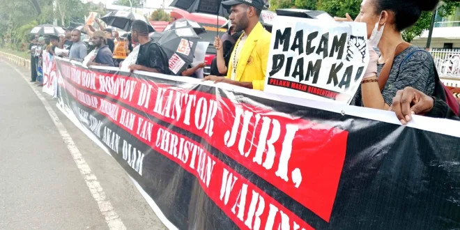 Aksi Jurnalis Papua Peringati Setahun Teror Molotov di Kantor Jubi