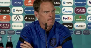 Arti Pelukan Simon ke Frank de Boer: Kode Timnas Indonesia?