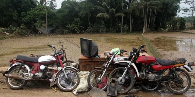 Belasan Motor Hanyut Terbawa Arus Banjir Bandang Cisolok Sukabumi