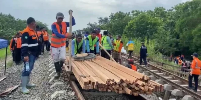 Delapan Perjalanan KA Purwojaya Dibatalkan Akibat Anjlok