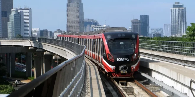Evakuasi Penumpang LRT Jabodebek Akibat Gangguan Jalur Layang