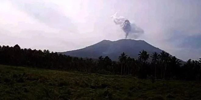 Gunung Ibu Maluku Utara Erupsi Abu 2 Km, Status Waspada Ditingkatkan