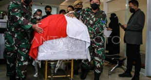 Jenazah Pesenam Naufal Takdir Tiba di Bandara Juanda dengan Protokol Ketat