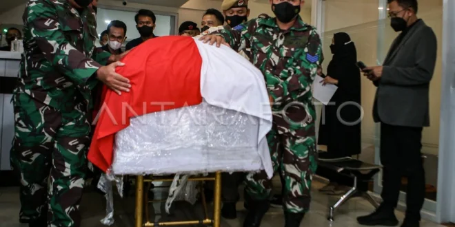 Jenazah Pesenam Naufal Takdir Tiba di Bandara Juanda dengan Protokol Ketat