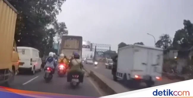 Kronologi Insiden Mobil Boks BGN Serempet Pemotor Lawan Arah di Depok