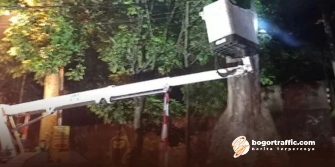 Pramono Pasang Penyangga 5000 Pohon Cegah Tumbang Sekitar Kawasan Kota