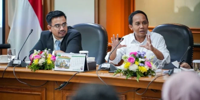 Raja Juli Sapa Wamenhut di Rapat Kabinet UGM Bersama Jokowi