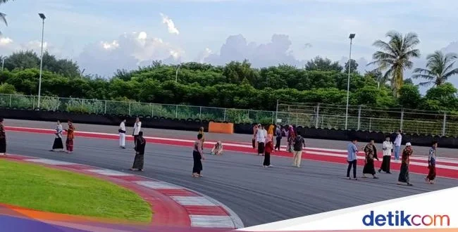 Semangat Warga Mandalika Perindah Sirkuit Jelang Balap Internasional