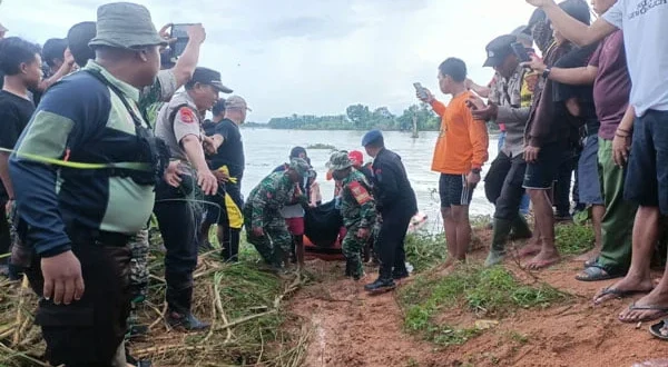 Tim SAR Temukan Mobil Mercy Ringsek di Reruntuhan Ponpes Al Khoziny