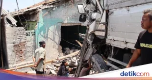 Truk Hantam Motor di Tapanuli Utara, Satu Keluarga Tewas