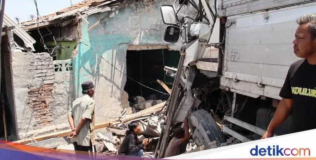 Truk Hantam Motor di Tapanuli Utara, Satu Keluarga Tewas