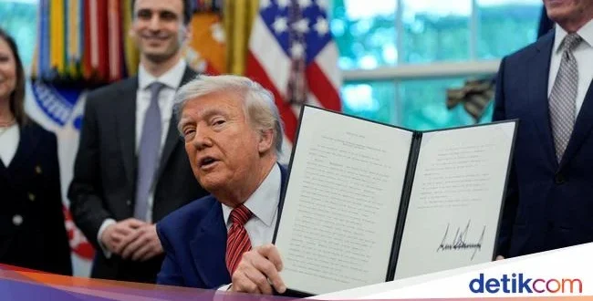 Trump Belum Konfirmasi Tarif Impor 25% Truk Berat Mulai Nov 2025