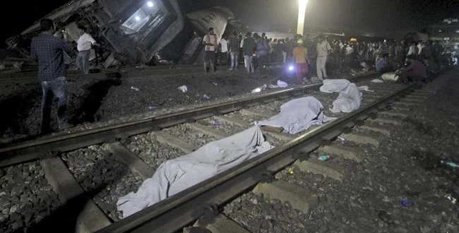 4 Tewas dan 13 Luka Akibat Tabrakan Kereta di India Terbaru