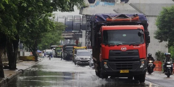 Dampak Banjir Rob di Jalan RE Martadinata Depan JIS Jakut