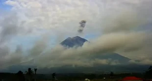 Gunung Semeru Embuskan Asap 1 Km, Warga Diminta Jaga Jarak