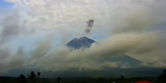 Gunung Semeru Embuskan Asap 1 Km, Warga Diminta Jaga Jarak