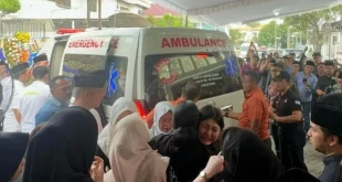 Jenazah Demontran Reno Tiba Surabaya, Keluarga Menangis Haru