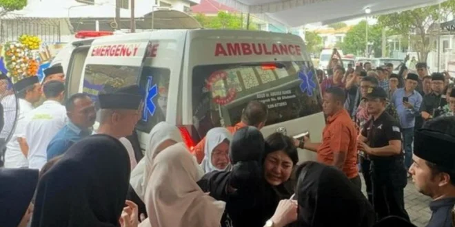 Jenazah Demontran Reno Tiba Surabaya, Keluarga Menangis Haru