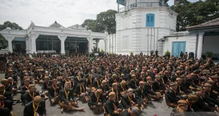 Jenazah Raja Surakarta PB XIII Tiba Keraton Solo dengan Adat Khidmat