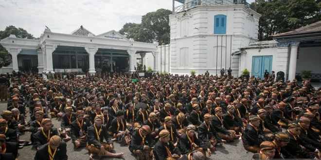 Jenazah Raja Surakarta PB XIII Tiba Keraton Solo dengan Adat Khidmat