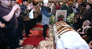Jokowi Melayat dan Salatkan Jenazah Pakubuwana XIII di Keraton Surakarta