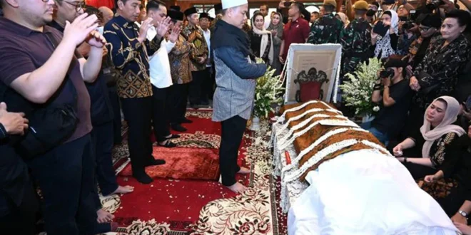 Jokowi Melayat dan Salatkan Jenazah Pakubuwana XIII di Keraton Surakarta