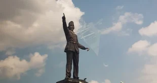 Kepala Patung Soekarno Indramayu Miring Akibat Tenda Roboh