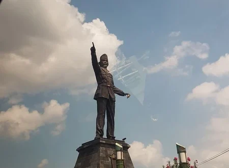 Kepala Patung Soekarno Indramayu Miring Akibat Tenda Roboh