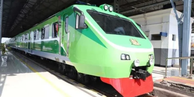 Kesiapan 102 Rangkaian KAI Commuter Sambut Natal 2025