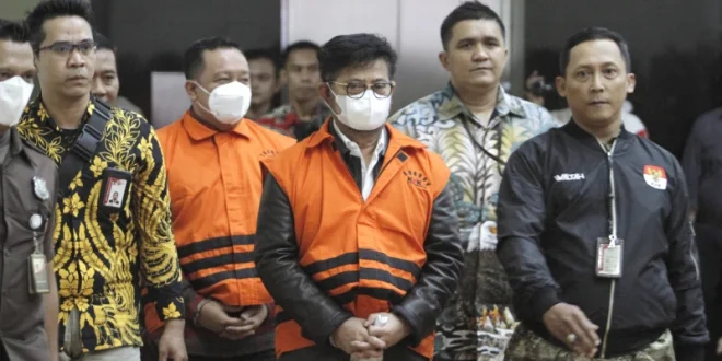 KPK Amankan Barang Elektronik Rumah Dinas Gubernur Riau