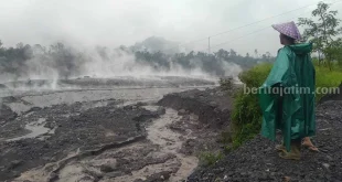 Lahar Dingin Semeru Meningkat, Warga Gladak Perak Waspada
