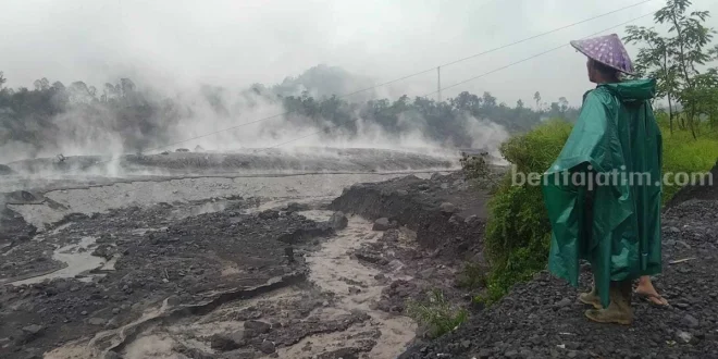 Lahar Dingin Semeru Meningkat, Warga Gladak Perak Waspada