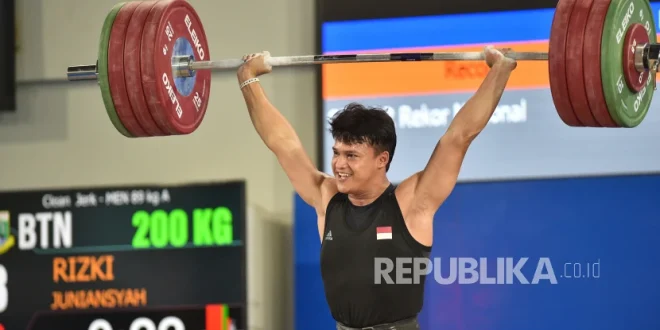 Pelantikan Rizki Juniansyah Letnan Dua TNI AL & Kunjungi Makam Ayah