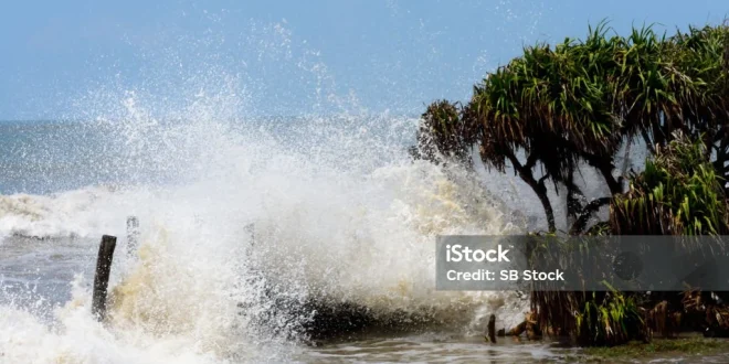 Peringatan Ombak Besar Vietnam Jelang Topan Kalmaegi