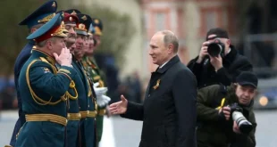 Pria Dievakuasi Crane di Tengah Serangan Militer Rusia Ukraina