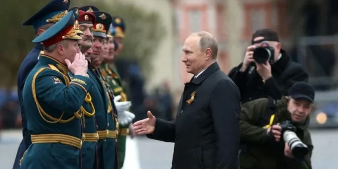 Pria Dievakuasi Crane di Tengah Serangan Militer Rusia Ukraina