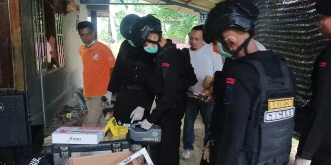Tim Gegana Bawa Koper Hitam Besar Usai Olah TKP Ledakan SMA 72