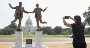 Analisis Aksi Aktivis Foto Raksasa Trump-Epstein di Capitol