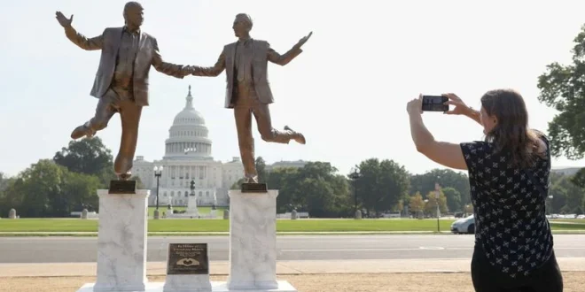 Analisis Aksi Aktivis Foto Raksasa Trump-Epstein di Capitol