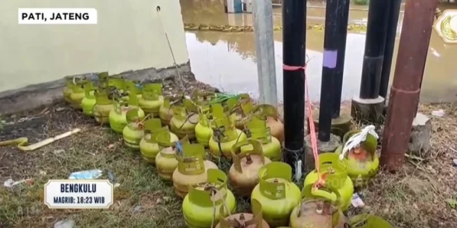 Banjir Medan Picu BBM Langka, Harga Bensin Eceran Rp50 Ribu