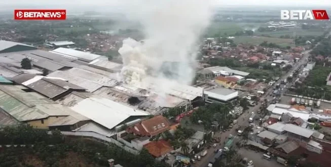 Kebakaran Hebat di Gudang Pabrik Dua Kelinci Pati, Produksi Terdampak