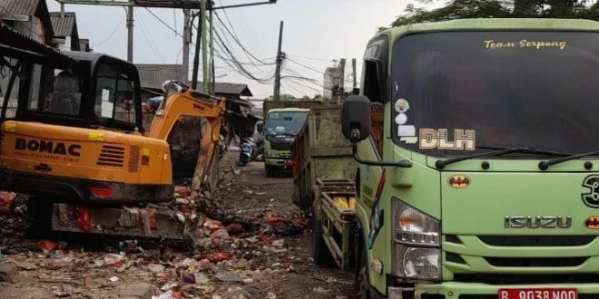Pemkot Tangsel Kerahkan 27 Truk Angkut Sampah Percepat Bersih Jalan