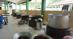 Presiden Cicipi Masakan Pengungsi di Dapur Umum Penampungan