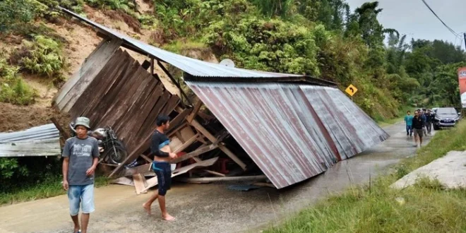 Risiko Longsor di Mamasa Sulbar: Rumah Warga Terancam Ambruk